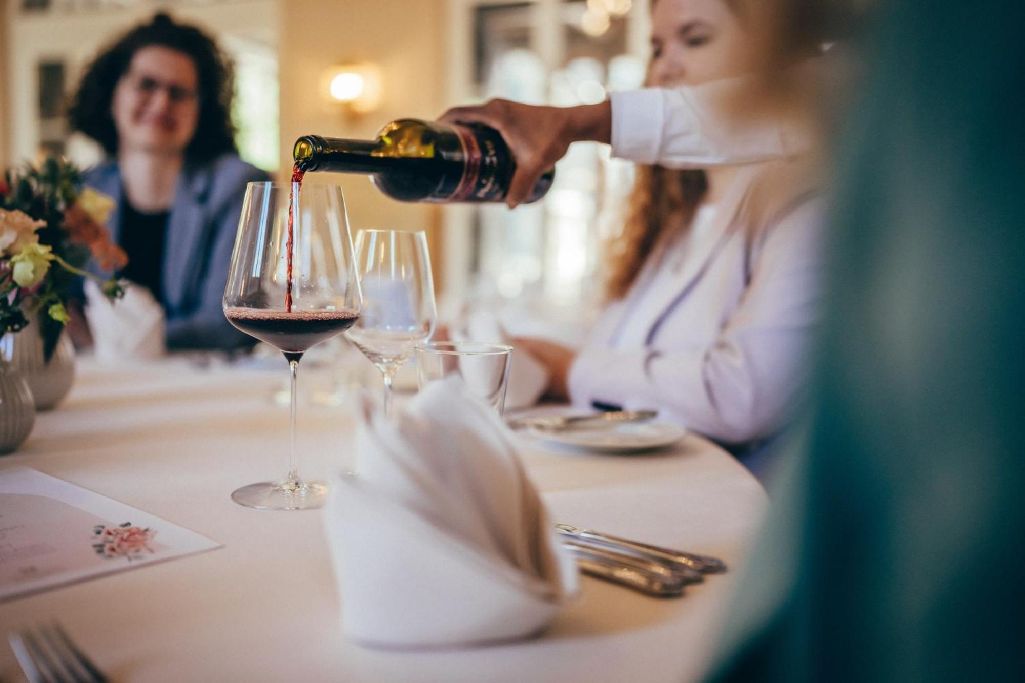 Schloss Lieser, Autograph Collection Екстер'єр фото Wine being poured at a restaurant