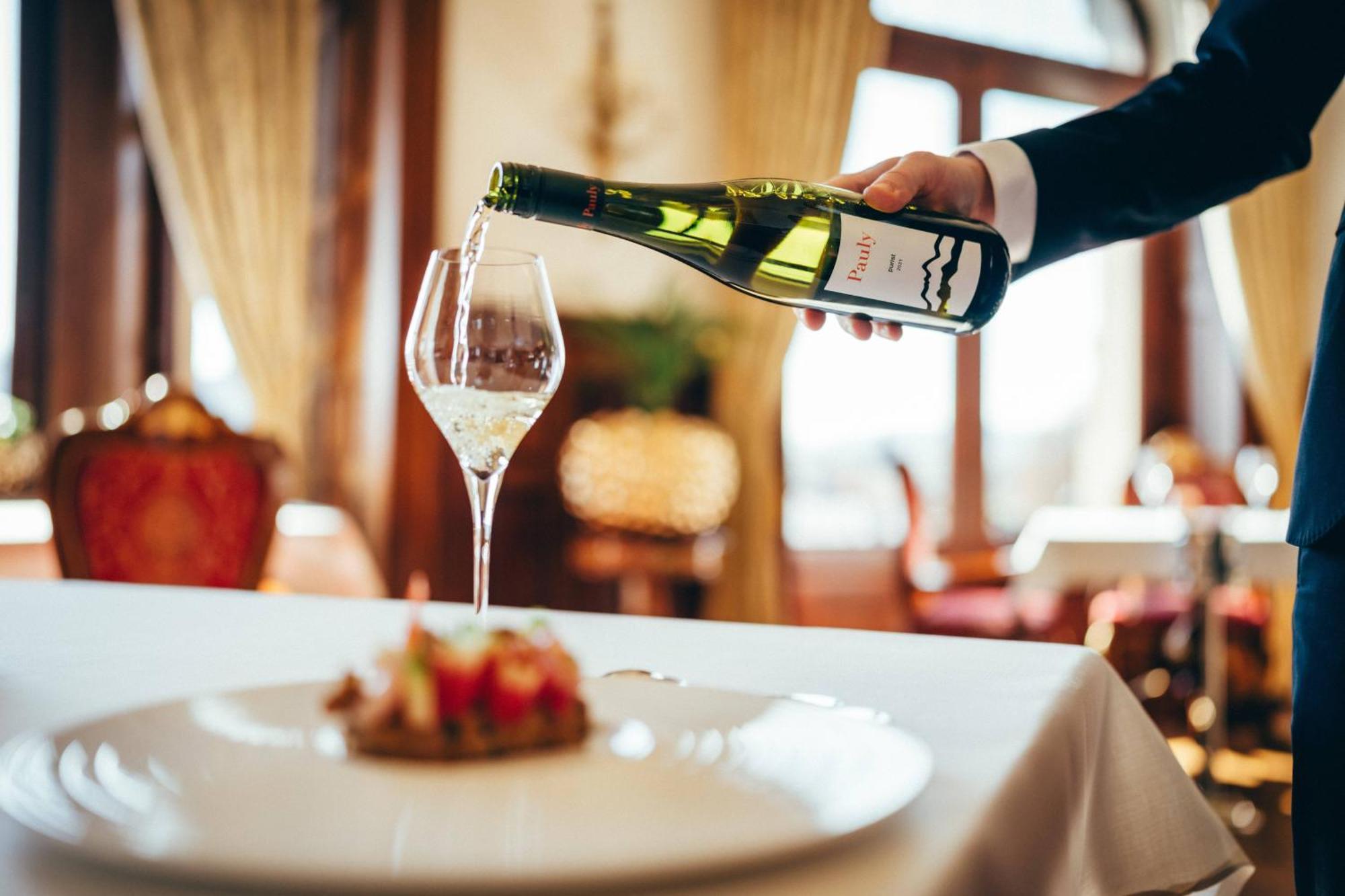 Schloss Lieser, Autograph Collection Екстер'єр фото Wine being poured